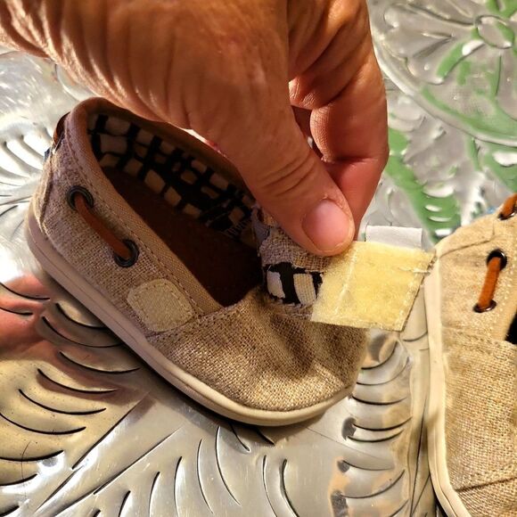 Tom's children size toddler 4, linen with leather strap around back, - Picture 7 of 8